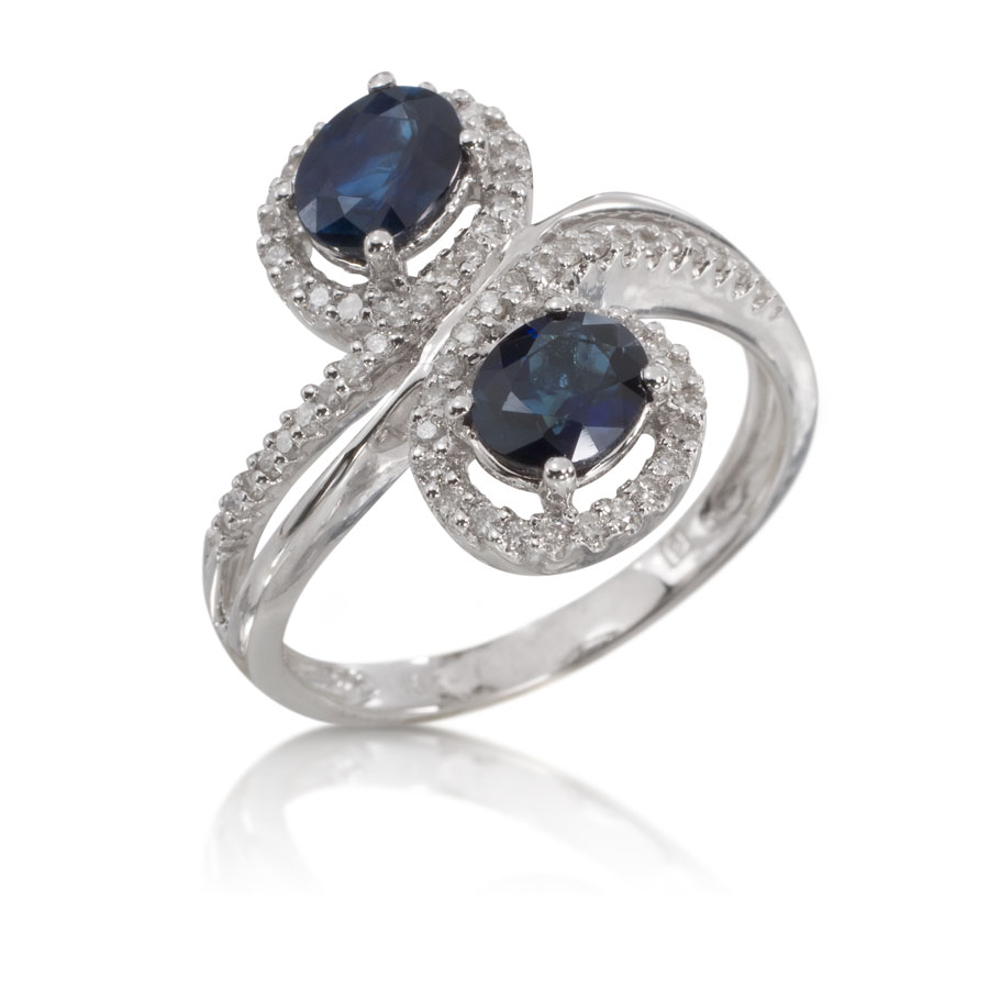 Anillo de oro blanco con zafiros y brillantes