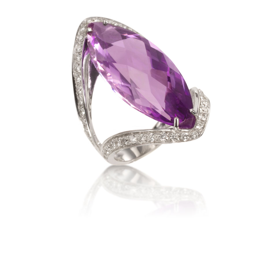 Anillo de oro con amatista y brillantes