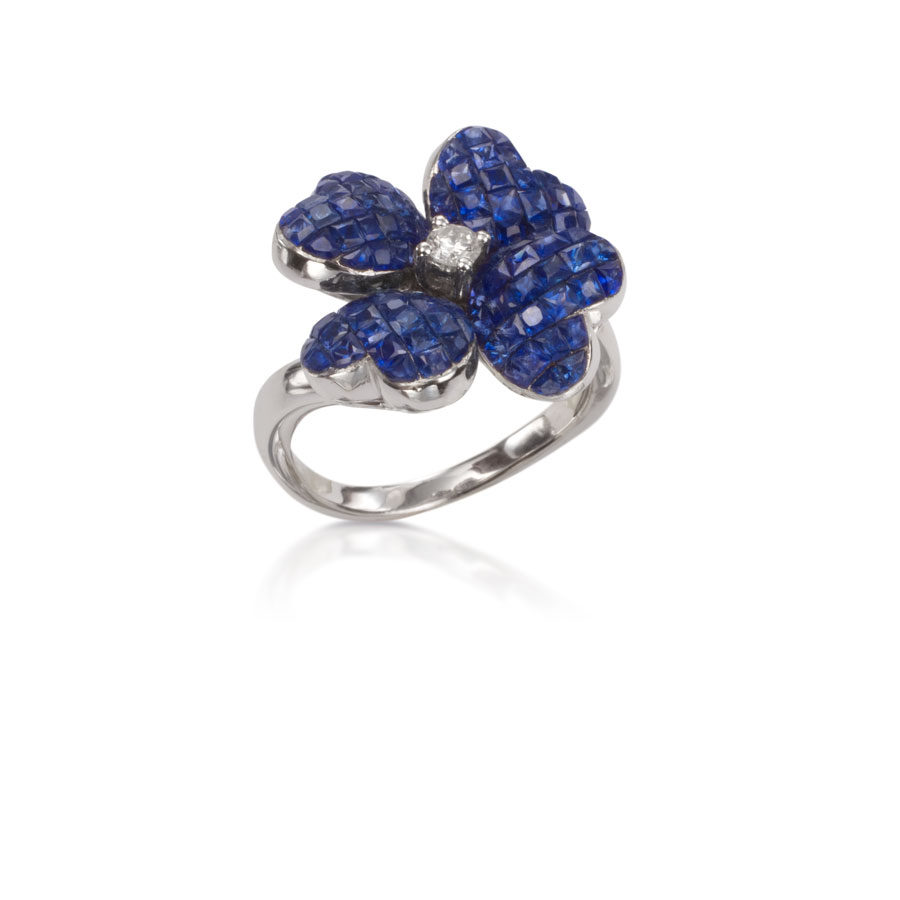 Anillo de oro blanco con zafiros y brillantes