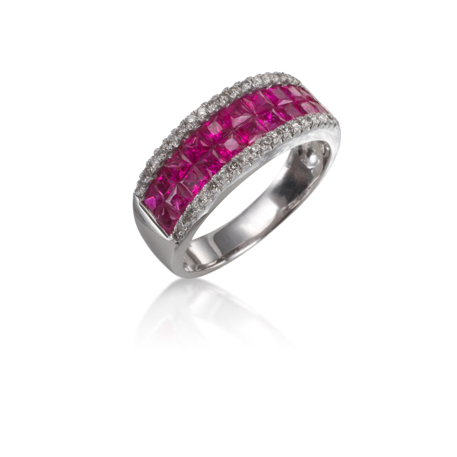 Anillo de oro blanco con rubíes y brillantes