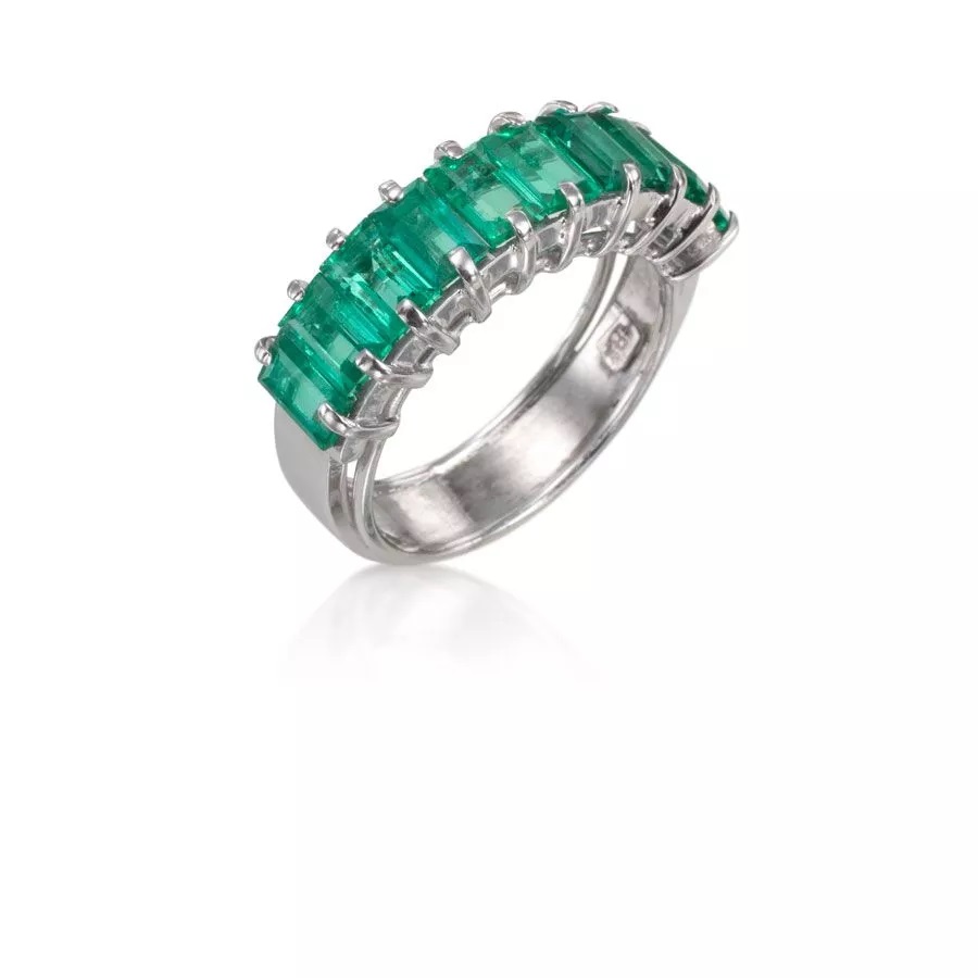 Anillo de oro blanco con esmeraldas