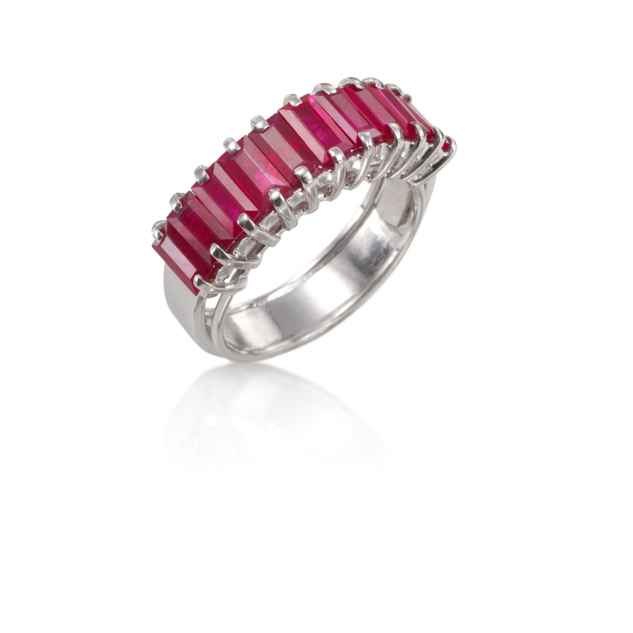 Anillo de oro blanco con rubíes